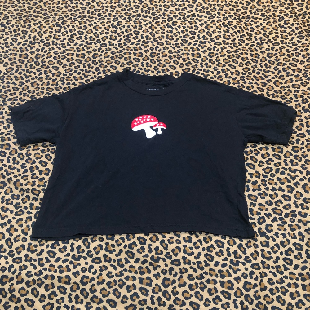 Hot Topic Embroidered Mushroom Boxy Crop Tee Size Small